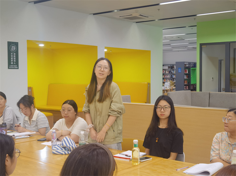 新教师崔维霞做自我介绍.jpg