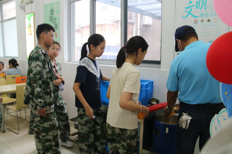 16_1-3_学生排队取汤.jpg