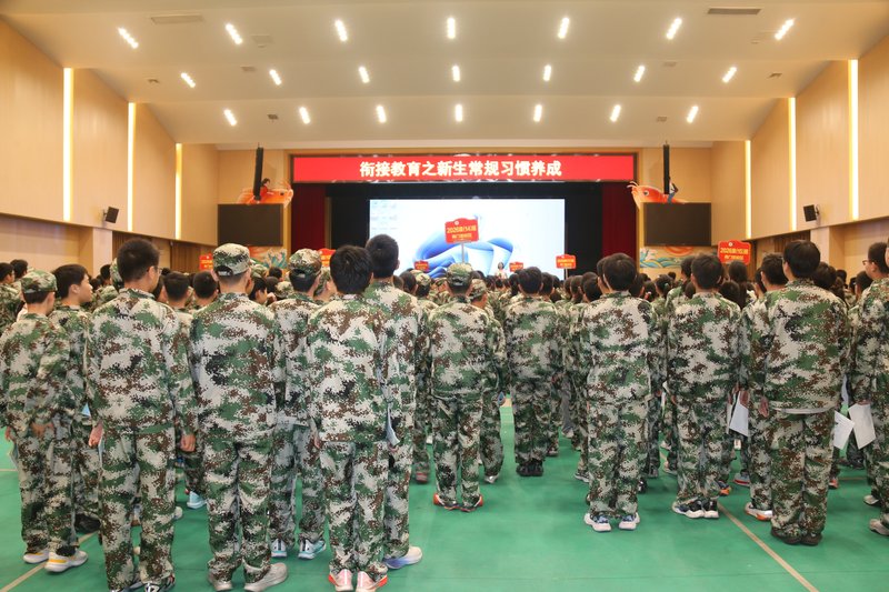 18_1-3_学生站立听讲座.jpg