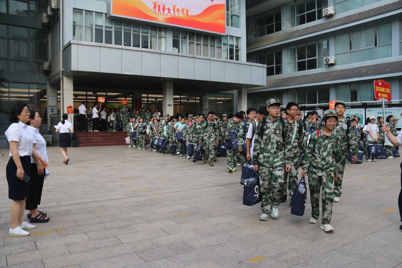 19_1-2_学生离校老师目送.jpg