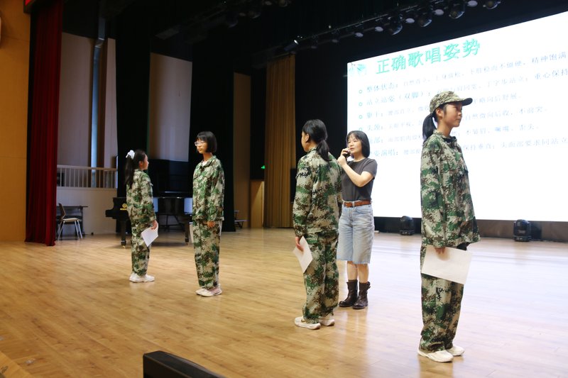 17_1-1_老师指导歌唱姿势.jpg