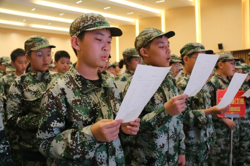 17_1-3_学生手持歌词合唱.jpg