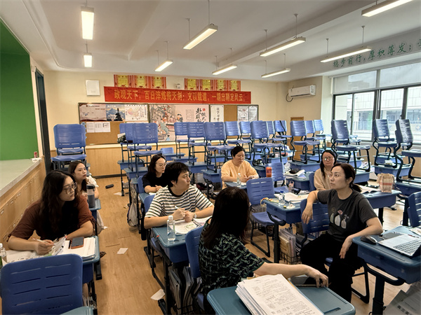 各备课组备课.jpg
