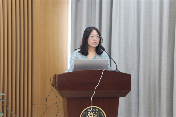 备课组长代表戴凤发言.jpg
