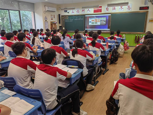 8班同学收看现场.jpg