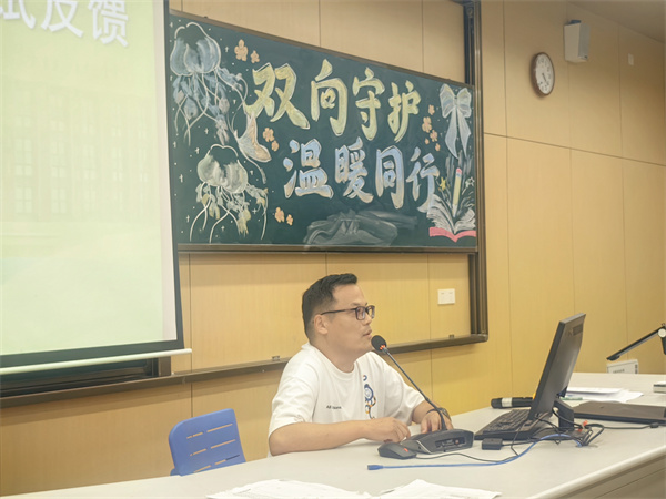 年级组长王健分析期末成绩.jpg 年级组长王健分析期末成绩.jpg