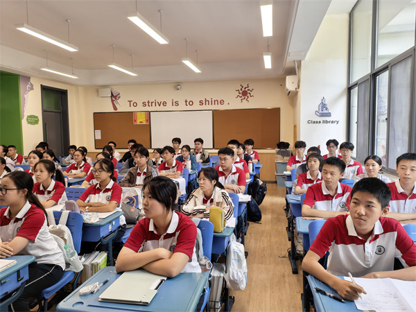 15班同学收看现场.jpg