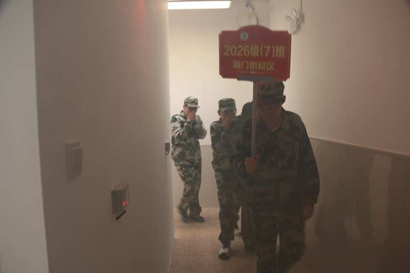 14_1-1_楼梯间举牌疏散.jpg