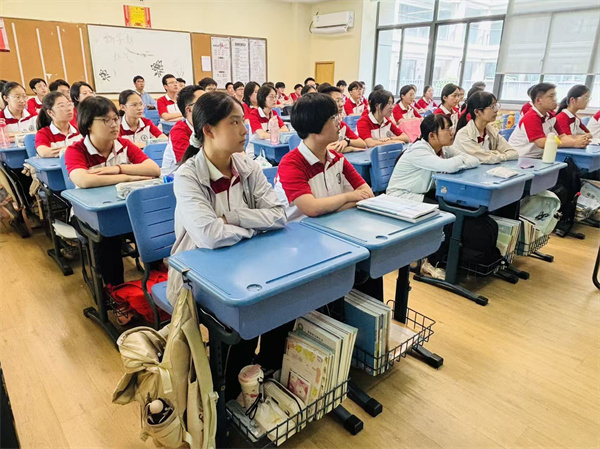 4班同学收看现场.jpg