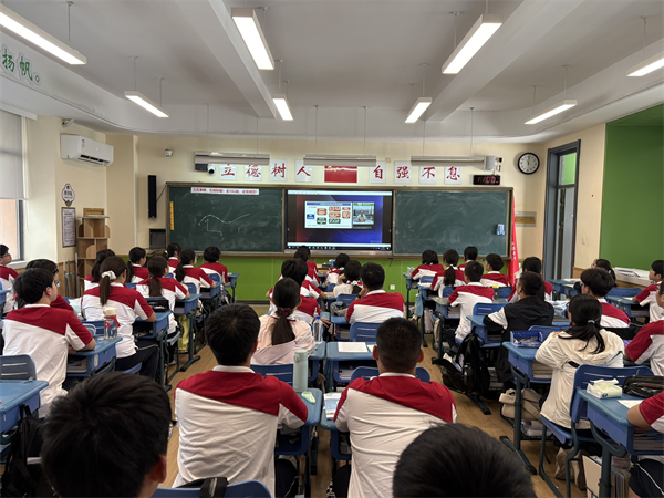 5班同学收看现场.png