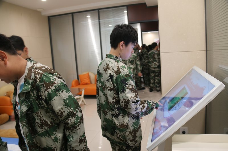 15_1-4_学生操作触摸屏.jpg