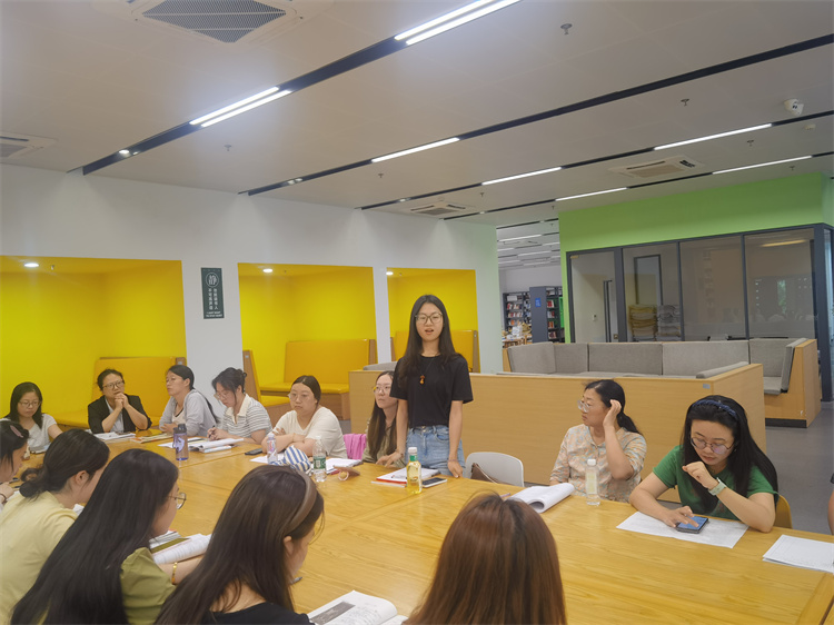 新教师邢筱凤做自我介绍.jpg