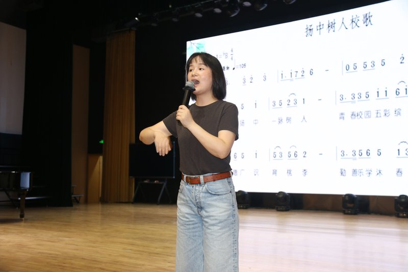 17_1-2_老师领唱校歌.jpg
