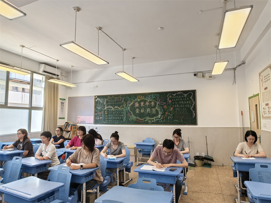 小学部全体教师参会.jpg