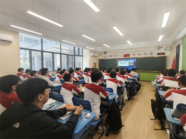 12班同学收看现场.jpg