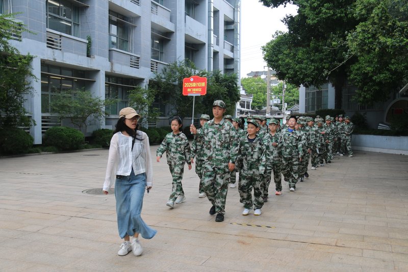 13_1-7_校园道路列队走.jpg