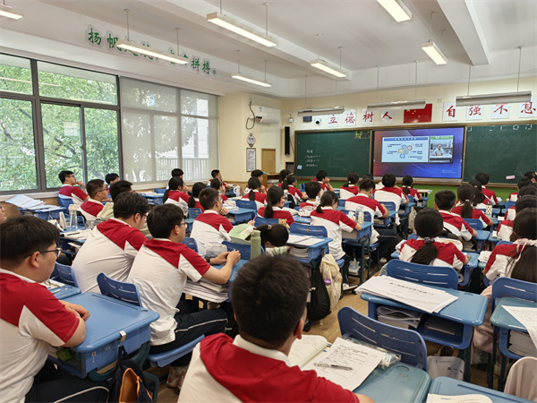 7班同学收看现场.jpg