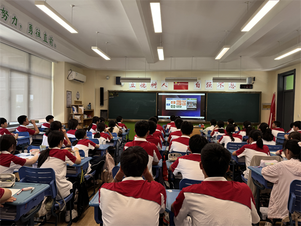 2班同学收看现场.png