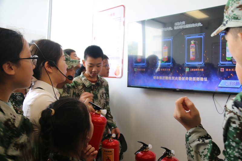 14_1-3_老师讲解灭火器.jpg
