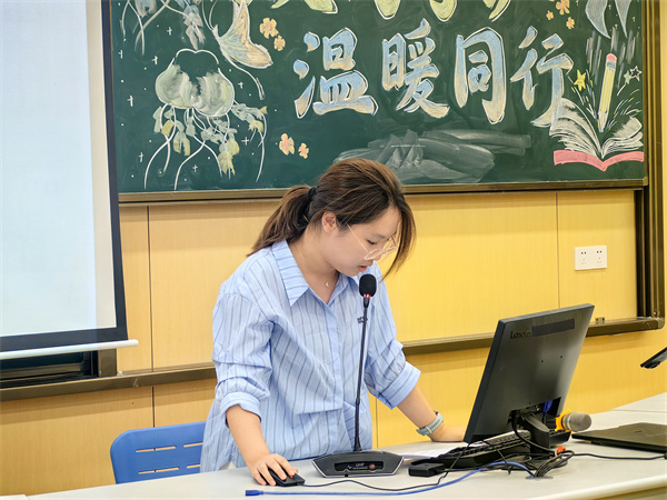 高二物理备课组长张妍发言.jpg 高二物理备课组长张妍发言.jpg