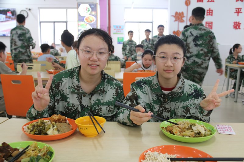 16_1-7_学生开心用餐.jpg