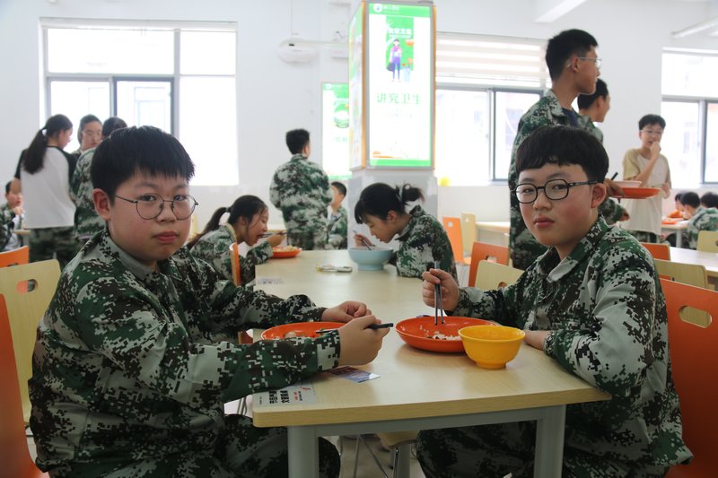 16_1-6_学生食堂用餐.jpg