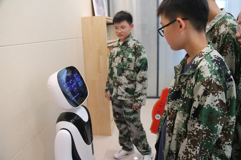 15_1-2_与智能机器人互动.jpg