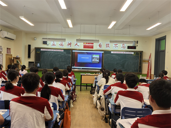 1班同学收看现场.jpg 1班同学收看现场.jpg