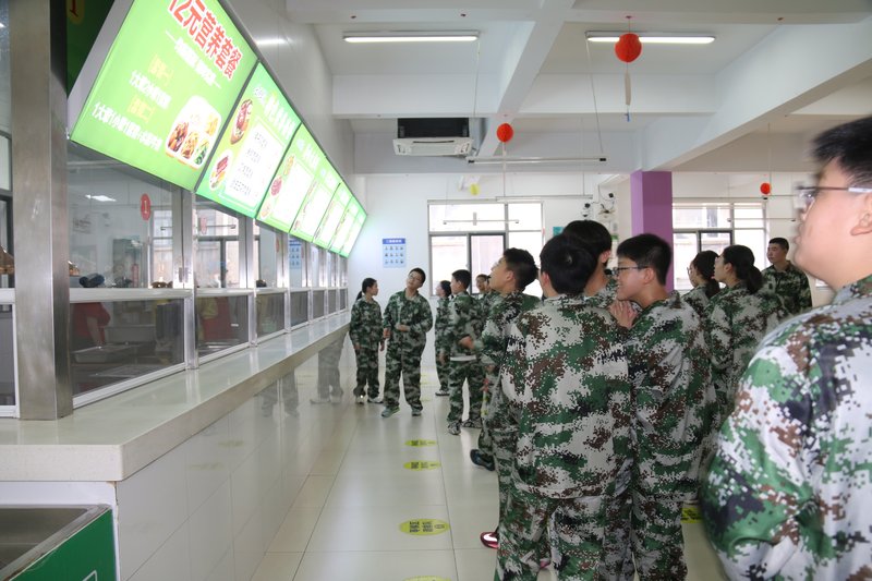 13_1-5_食堂窗口前参观.jpg