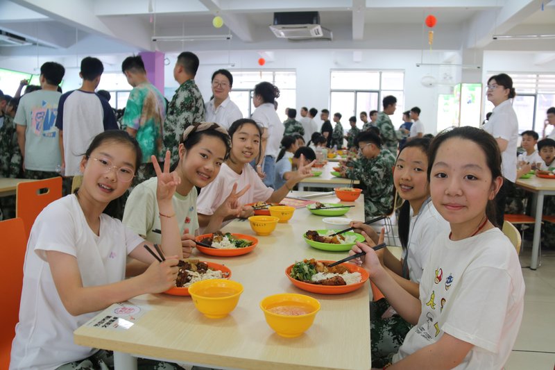 16_1-4_学生餐桌用餐.jpg