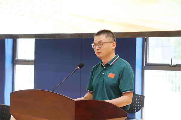 高三年级主任汪柳主持仪式.jpg