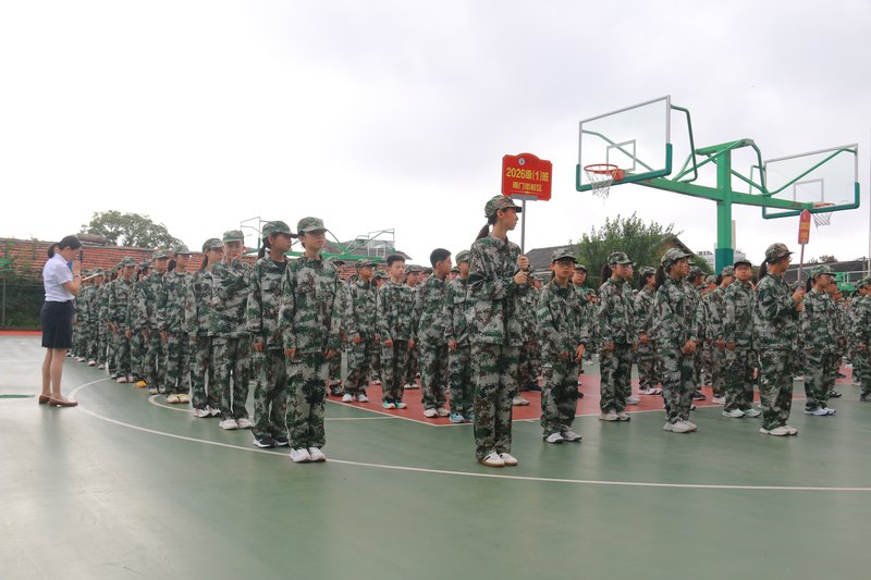 2_1_1_学生军姿列队.jpg