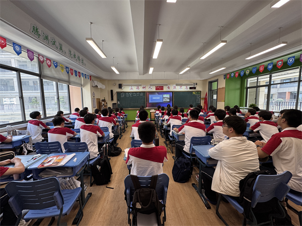 3班同学收看现场.png