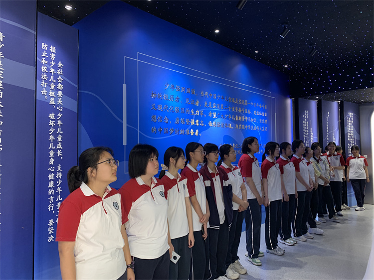 学生观看教育宣传片1.jpg