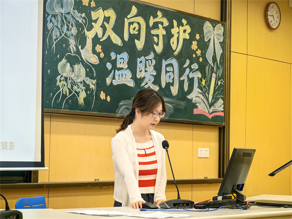 青年教师陈碧筠发言.jpg 青年教师陈碧筠发言.jpg