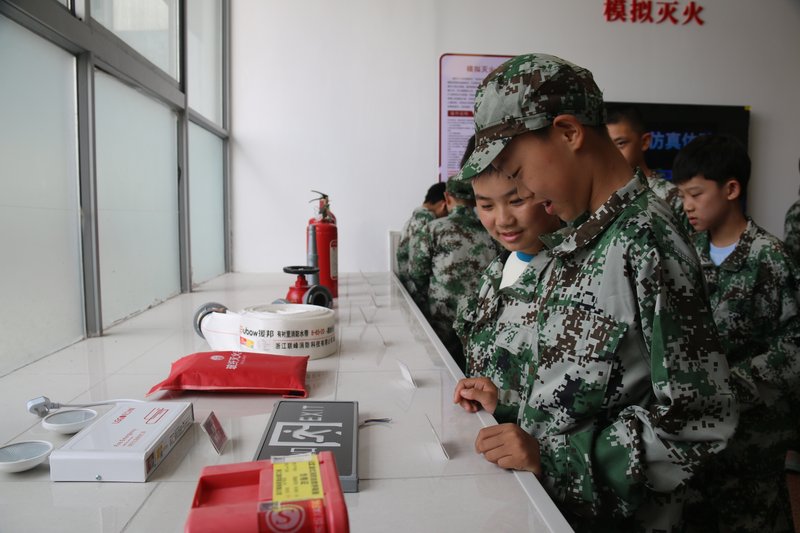 14_1-2_消防器材展台前.jpg