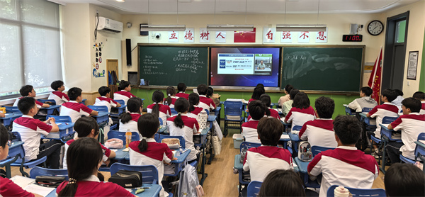 9班同学收看现场.jpg