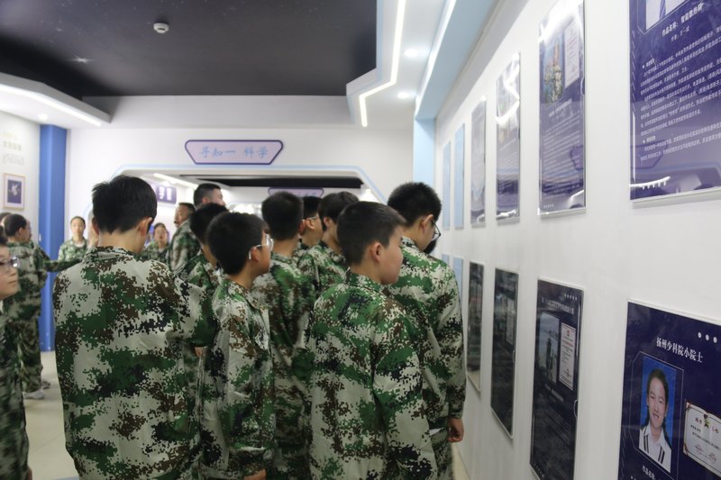 13_1-4_走廊观看荣誉墙.jpg