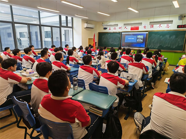11班同学收看现场.jpg