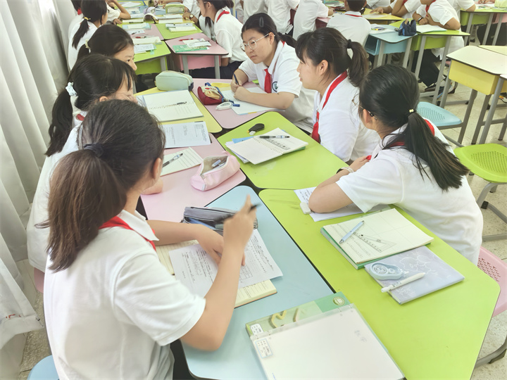 学生课堂讨论1.jpg