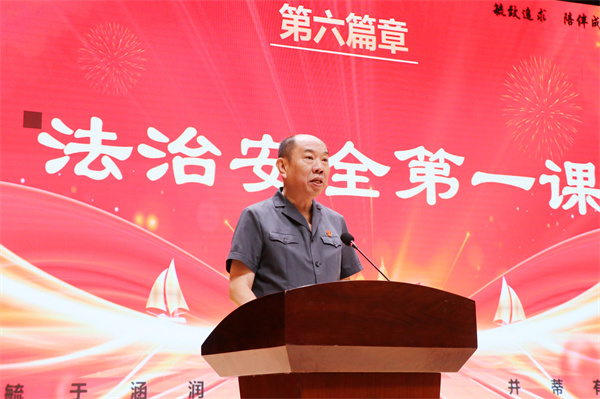 我校法治副校长陶健开讲.jpg