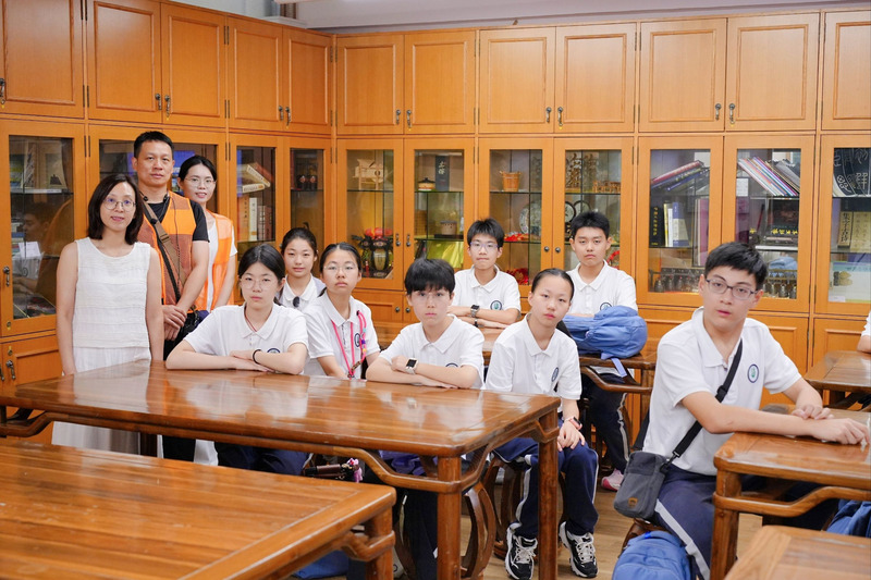 5_1-3_香港学校师生合影.jpg