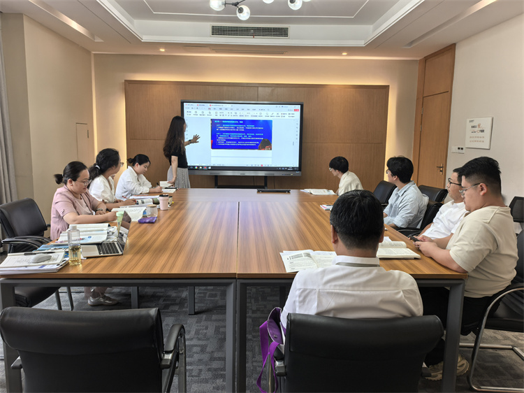 秦田老师组织安排新学期工作.jpg 秦田老师组织安排新学期工作.jpg