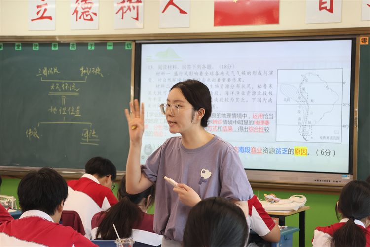 陈华琪老师上课现场.jpg 陈华琪老师上课现场.jpg