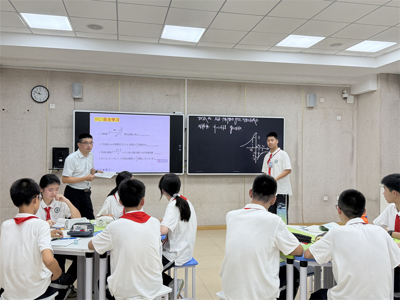 陆锦国老师上课.JPG