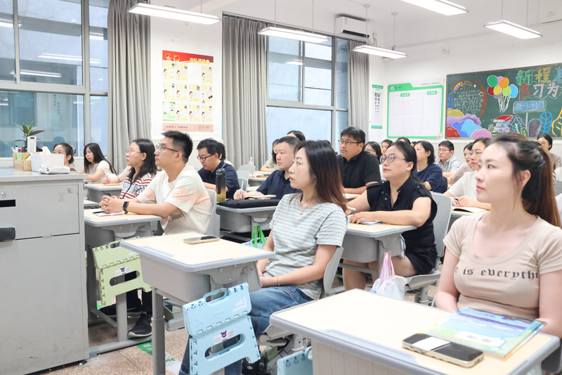 6-2_家长认真参会.jpg