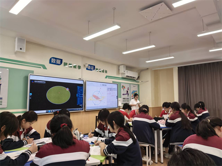 陈垠菲老师开课现场.jpg 陈垠菲老师开课现场.jpg