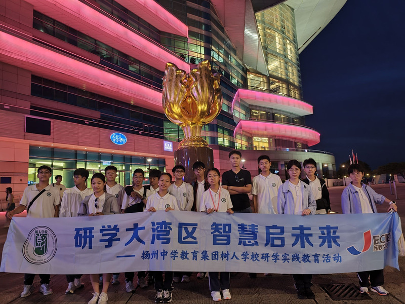7_1-1_金紫荆广场合影.jpg