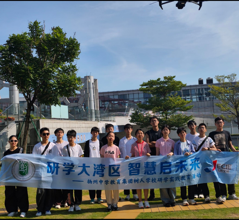 1_大疆公司前合影.jpg
