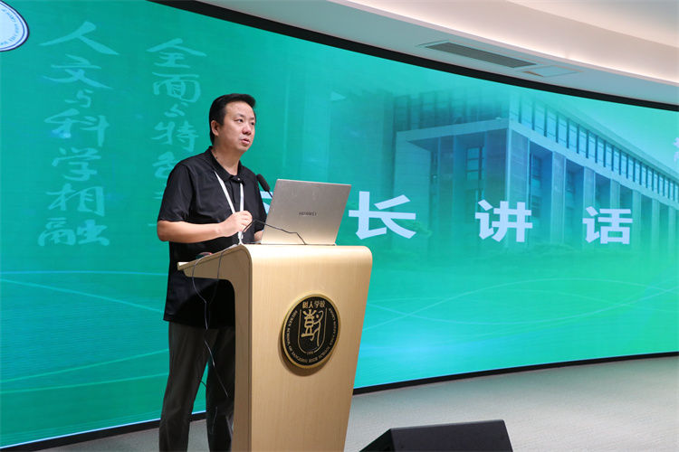凤栖湖校区校长张鹏讲话.jpg 凤栖湖校区校长张鹏讲话.jpg